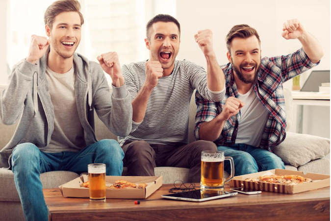 Men with beer watching a boxing streaming site.